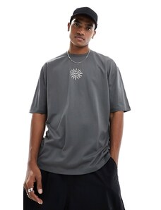 ASOS DESIGN - T-shirt oversize grigio antracite con stampa di sole stilizzato sul petto-Nero