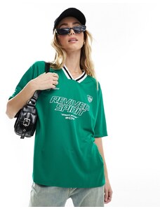 Pull&Bear - T-shirt stile football oversize verde con grafica