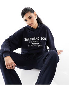 Esclusiva In The Style x Perrie Sian - Felpa blu navy con cappuccio e ricamo “San Francisco” in coordinato