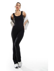 In The Style - Tuta jumpsuit a zampa nera a coste con scollo rotondo-Nero