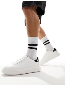 Bershka - Chunky sneakers bianche con linguetta sul tallone a contrasto-Bianco