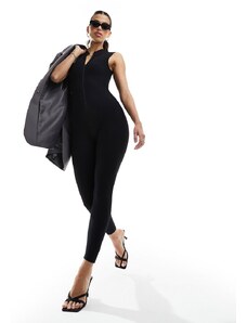In The Style - Tuta jumpsuit aderente nera senza maniche con zip-Nero