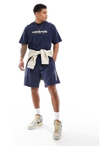 Abercrombie & Fitch - Mix & Match - Pantaloncini della tuta da 9" con logo ricamato a punto catenella in tessuto French Terry color blu scuro-Blu navy