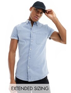 ASOS DESIGN - Camicia di jeans con colletto button-down e maniche risvoltate slim lavaggio chiaro blu