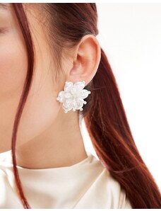 ASOS DESIGN - Orecchini a bottone con dettagli a forma di fiore con perle sintetiche-Bianco