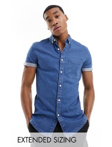 ASOS DESIGN - Camicia in denim slim fit lavaggio blu medio con maniche arrotolate e colletto button-down