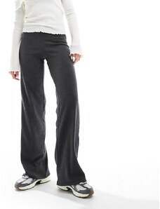 Bershka - Pantaloni a zampa stropicciati grigio antracite-Bianco