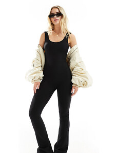 In The Style Petite - Tuta jumpsuit a fondo ampio nera con scollo rotondo-Nero
