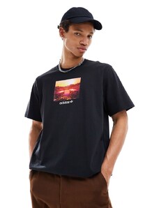 adidas Originals - T-shirt nera con grafica con tramonto-Nero