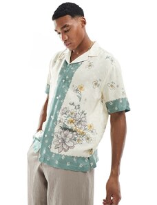 Abercrombie & Fitch - Camicia a maniche corte a fiori color crema e verde con stampa sui bordi-Multicolore