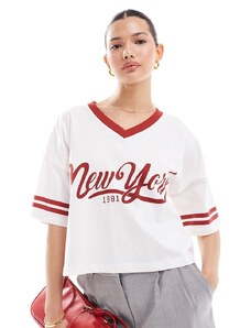 Miss Selfridge - T-shirt taglio corto a maniche corte con scollo a V bianca e rossa con stampa "New York" e righe a contrasto sui bordi-Bianco