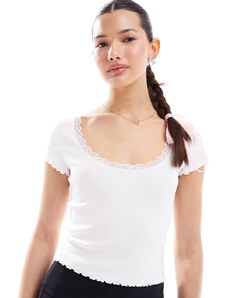 Miss Selfridge - T-shirt a maniche corte traforata bianca con dettagli in pizzo e scollo rotondo-Bianco