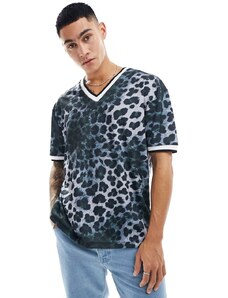 ASOS DESIGN - T-shirt vestibilità comoda con scollo a V e stampa leopardata-Multicolore