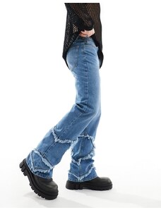ASOS DESIGN - Jeans a zampa blu medio con bordi grezzi
