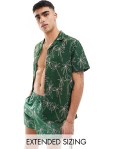 ASOS DESIGN - Camicia da mare taglio comodo verde con stampa stilizzata di palme e rever in coordinato
