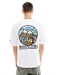 Columbia - Hike Happiness II - T-shirt bianca con stampa sul retro - In esclusiva per ASOS-Bianco