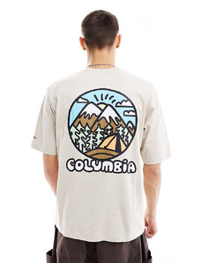 Columbia - Hike Happiness II - T-shirt color pietra con stampa sul retro - In esclusiva per ASOS-Neutro
