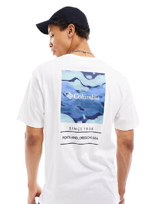 Columbia - Barton Springs - T-shirt con stampa blu multicolore sul retro - In esclusiva per ASOS-Bianco