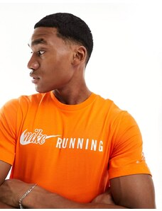 Nike Running - Trail Dri-FIT - T-shirt arancione con stampa grafica