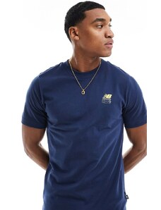 New Balance - T-shirt blu navy con stampa di libreria sul retro