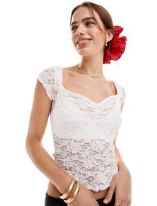 ASOS DESIGN - T-shirt mini in pizzo trasparente color avorio con scollo a cuore-Bianco