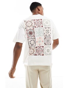 Abercrombie & Fitch - T-shirt bianca con logo sulla tasca e ricamo realizzato a mano-Bianco