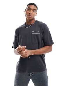 Abercrombie & Fitch - T-shirt grigio antracite con logo ricamato sulla tasca e stampa fantasia sul retro
