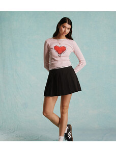 Miss Selfridge - T-shirt a maniche lunghe rosa con grafica con cuore