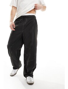 Bershka - Pantaloni sartoriali con fondo ampio neri a righe con dettaglio boxer-Nero