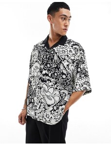 ASOS DESIGN - Camicia squadrata oversize con rever e stampa a fiori in bianco e nero