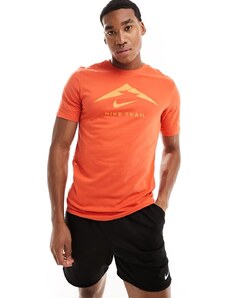 Nike Running - Trail Dri-FIT - T-shirt arancione bruciato con stampa grafica