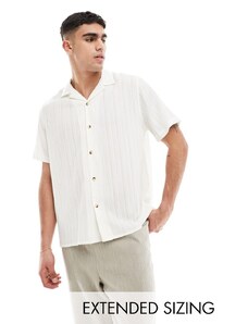 ASOS DESIGN - Camicia testurizzata vestibilità comoda con rever in tessuto stropicciato color bianco