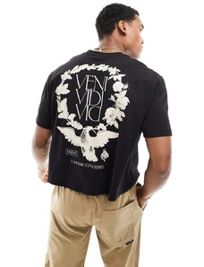 ASOS DESIGN - T-shirt taglio corto comoda nera con stampa rinascimentale sul retro-Nero