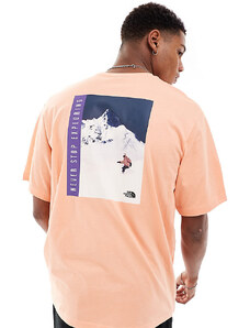 The North Face - Snowboard - T-shirt arancione con stampa rétro sulla schiena - In esclusiva per ASOS
