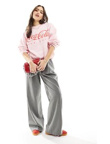 ASOS DESIGN - Felpa oversize rosa con grafica Coca Cola su licenza