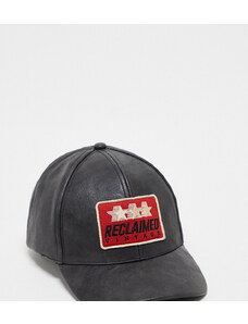 Reclaimed Vintage - Cappellino unisex in pelle sintetica nera con logo stile motocross-Nero