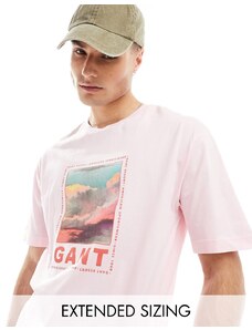GANT - T-shirt comoda rosa con stampa del logo e di nuvole slavata davanti