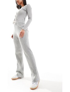 Esclusiva In The Style x Perrie Sian - Pantaloni a zampa in maglia a coste grigi-Grigio