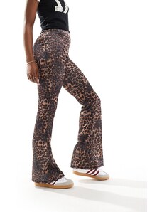 ASOS DESIGN - Pantaloni a zampa in raso con stampa leopardata-Multicolore