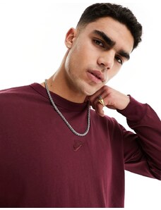 Nike - Premium Essentials - T-shirt a maniche lunghe bordeaux con logo-Rosso
