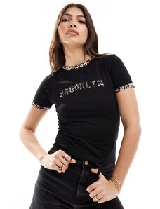 ASOS DESIGN - T-shirt mini nera con bordi a contrasto e grafica "Brooklyn" leopardata-Nero