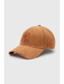 New Era cappello con visiera in velluto a coste colore marrone con applicazione NEW YORK YANKEES