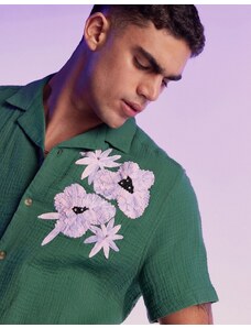 ASOS DESIGN - Camicia comoda stropicciata con rever e ricamo applicato con fiore-Verde