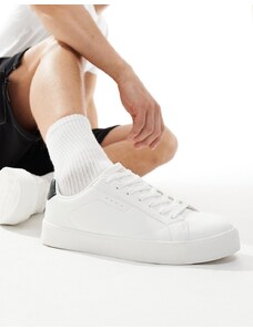 Bershka - Sneakers stringate bianche con linguetta sul tallone a contrasto-Bianco