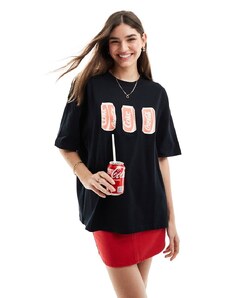 ASOS DESIGN - T-shirt pesante oversize nera con stampa di Coca-Cola su licenza-Nero