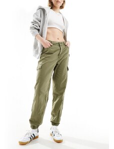 New Look - Pantaloni cargo kaki con fondo elasticizzato-Verde
