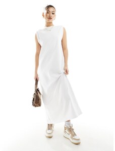ASOS DESIGN - Vestito lungo girocollo bianco con spalline imbottite