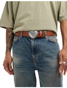 ASOS DESIGN - Cintura in pelle sintetica marrone con fibbia a forma di cuore con strass