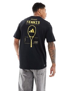 adidas performance adidas - Tennis - T-shirt nera con grafica sul retro-Nero