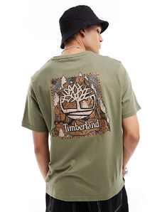 Timberland - T-shirt oversize kaki con logo mimetico sul retro - In esclusiva per ASOS-Verde